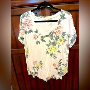 Maurice’s size 0 top, pale pink floral T-shirt